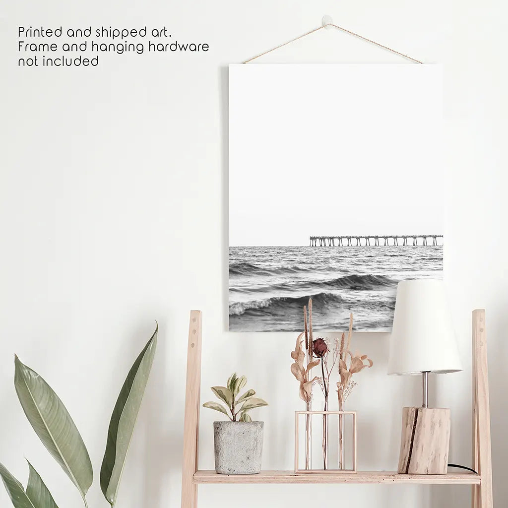 Schwarz-weiß minimalistisches Strandpier-Poster