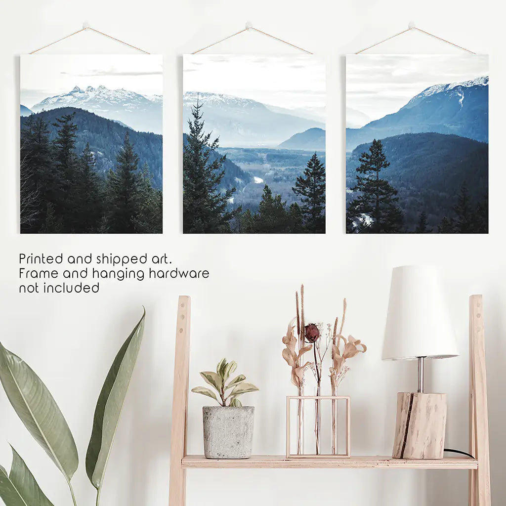 Marineblaues Bergwald-Triptychon. Nordische Landschaftskunst