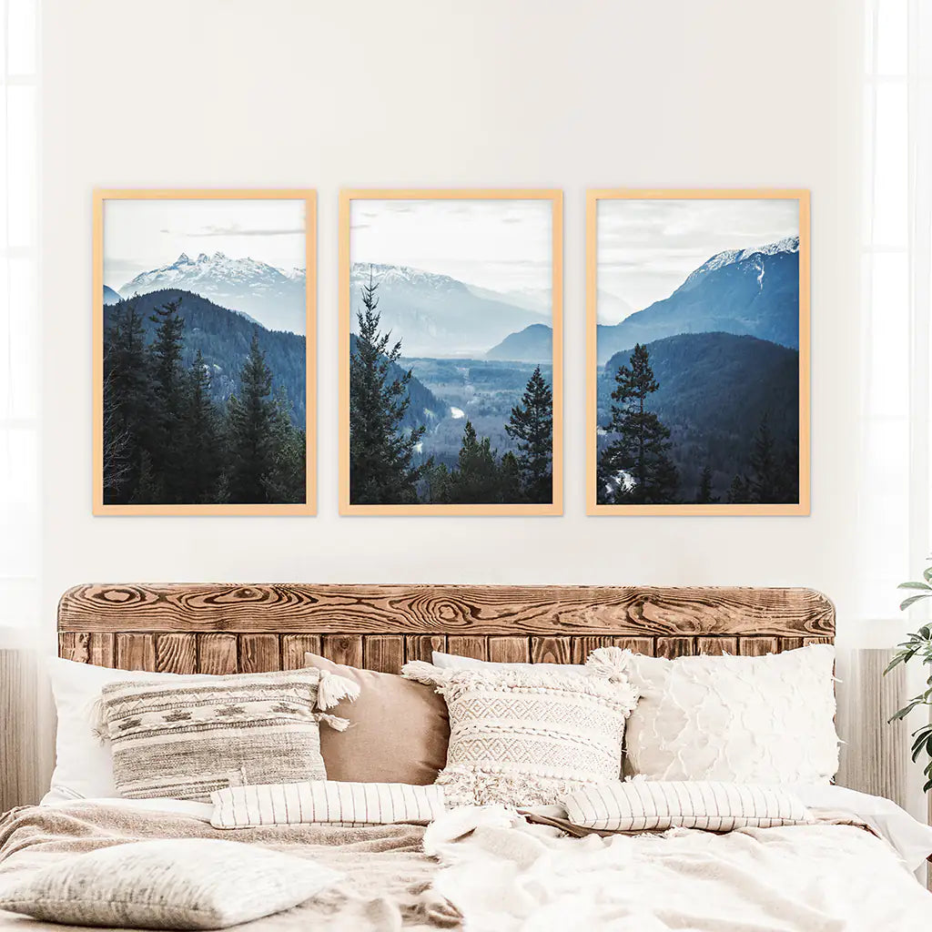Marineblaues Bergwald-Triptychon. Nordische Landschaftskunst