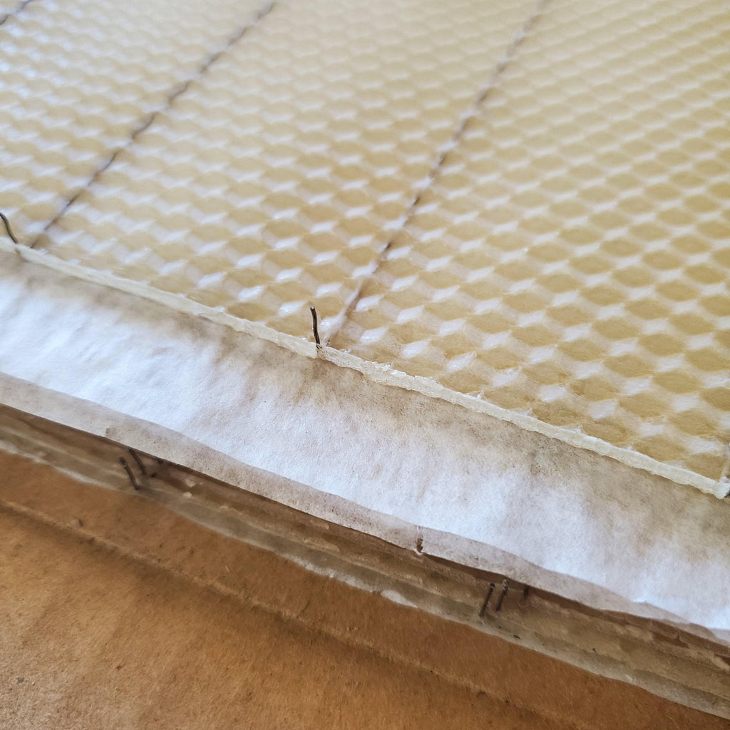 Tiefgeprägte Bienenwachs-Mittelwand – Gedrahtet mit Haken – 8 3/8 Zoll