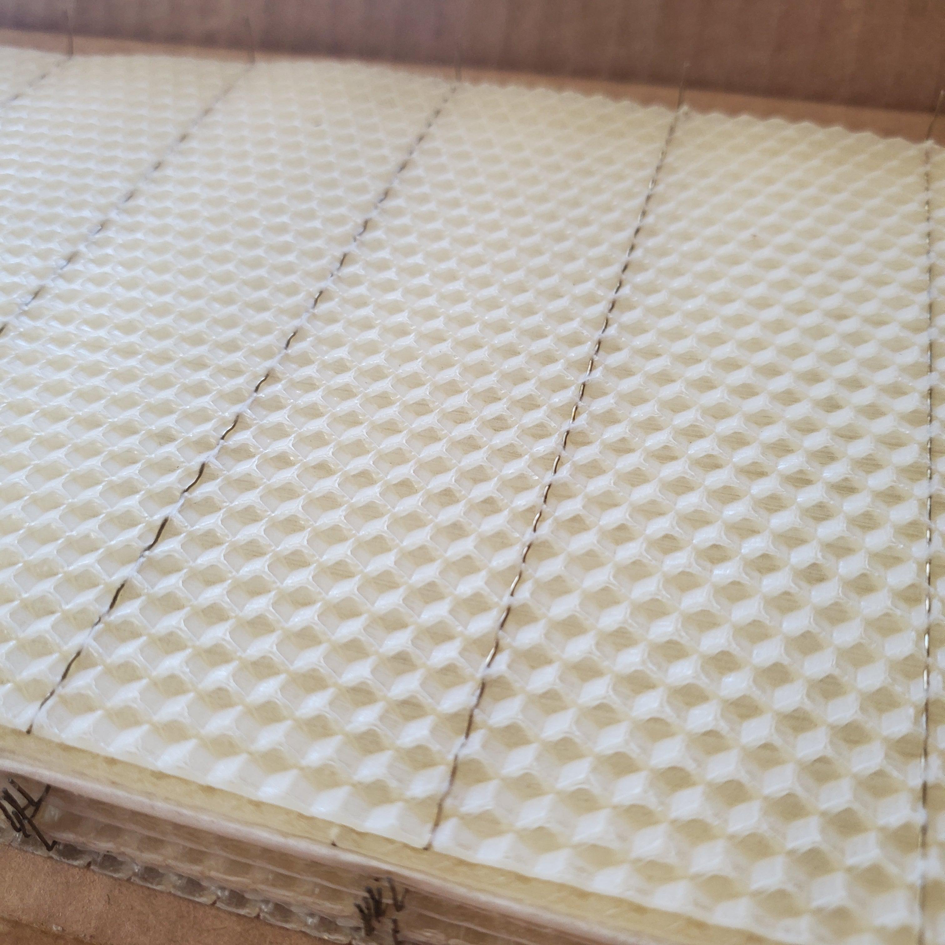 Tiefgeprägte Bienenwachs-Mittelwand – Gedrahtet mit Haken – 8 3/8 Zoll