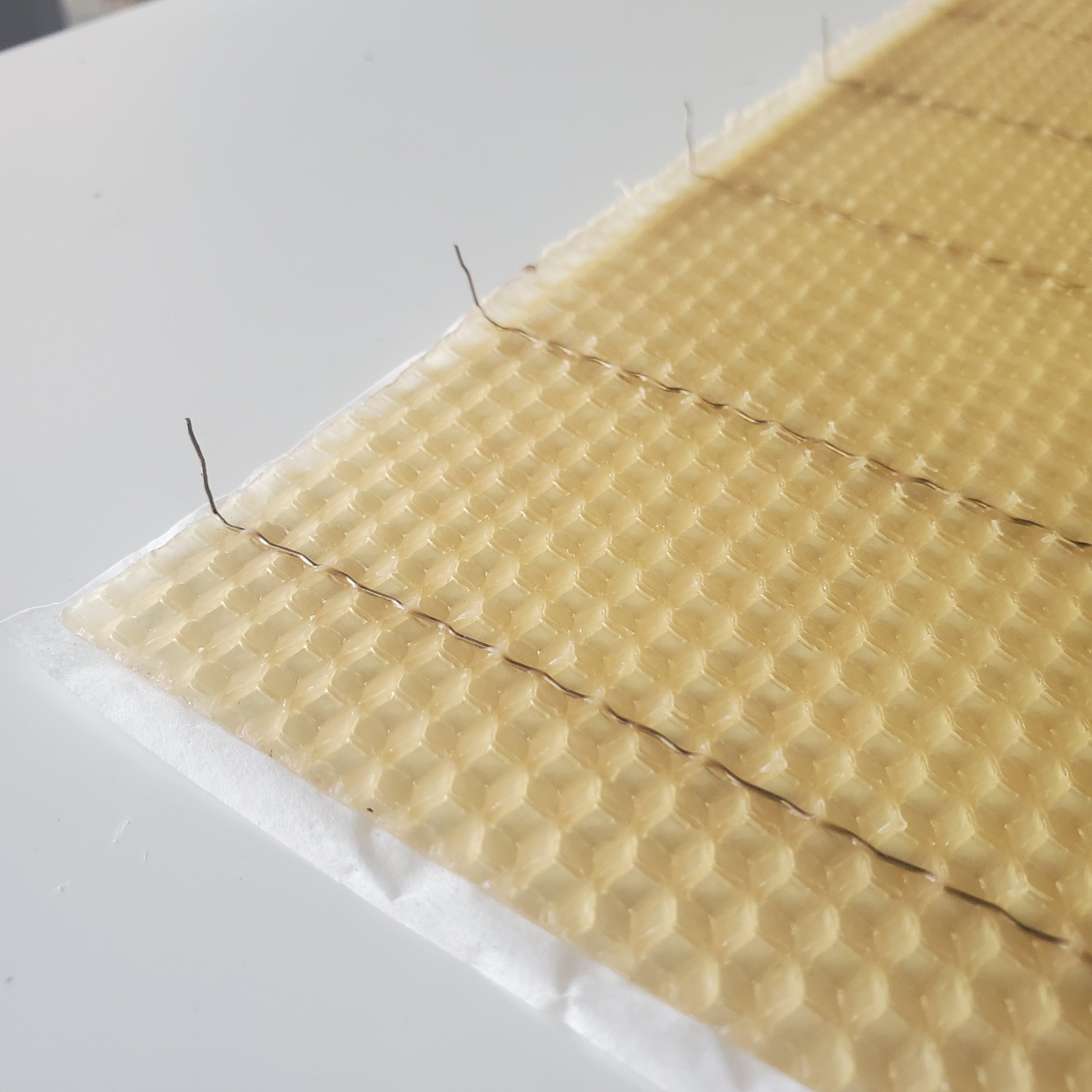 Tiefgeprägte Bienenwachs-Mittelwand – Gedrahtet mit Haken – 8 3/8 Zoll
