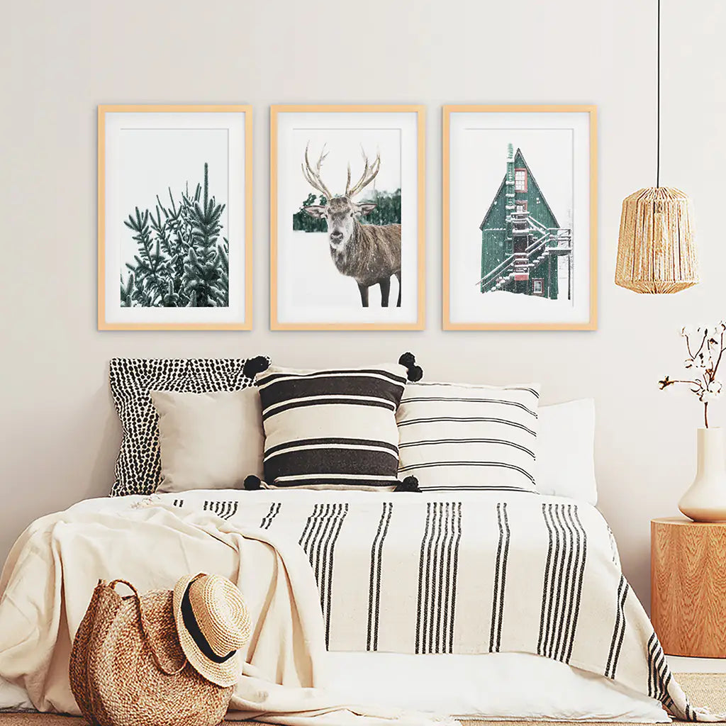 Rustikales Weihnachts-Wandkunst-Set. Bäume, Hirsche, grüne Blockhütte