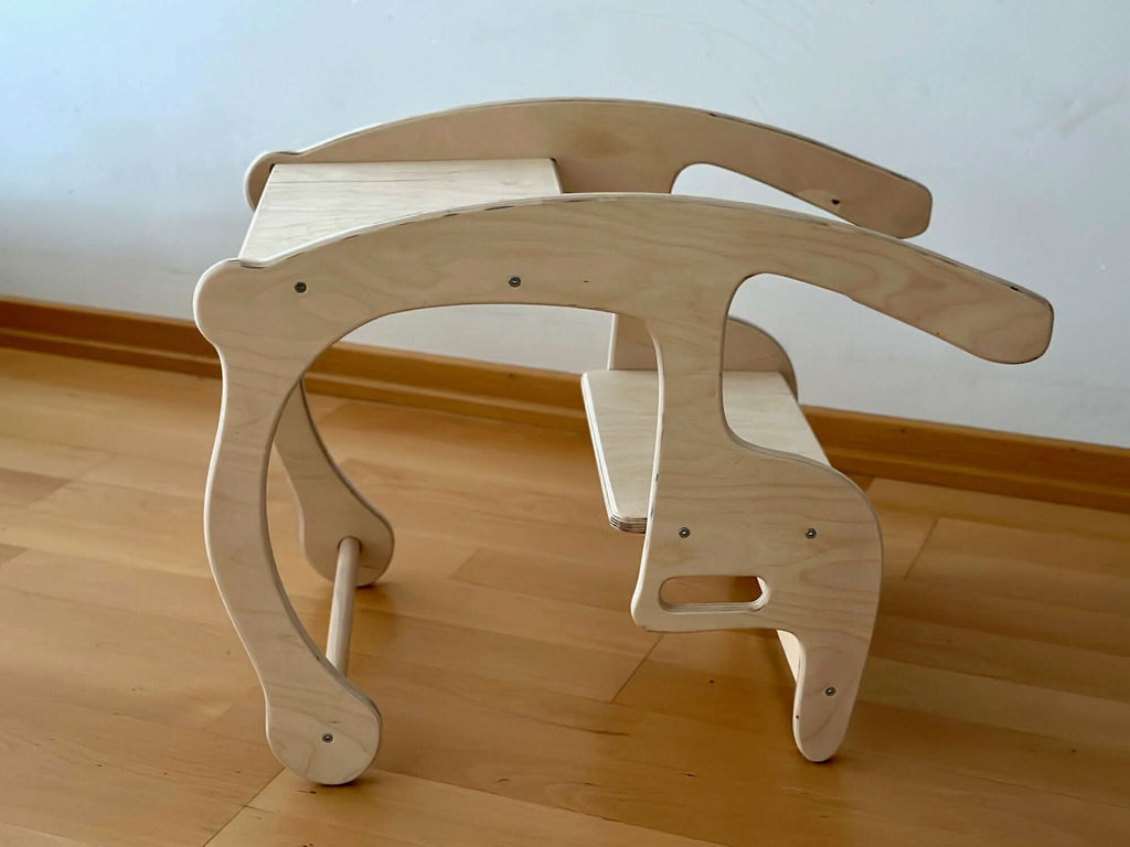 2-in-1-Holzschaukel & -Schreibtisch zur Förderung der kindlichen Entwicklung