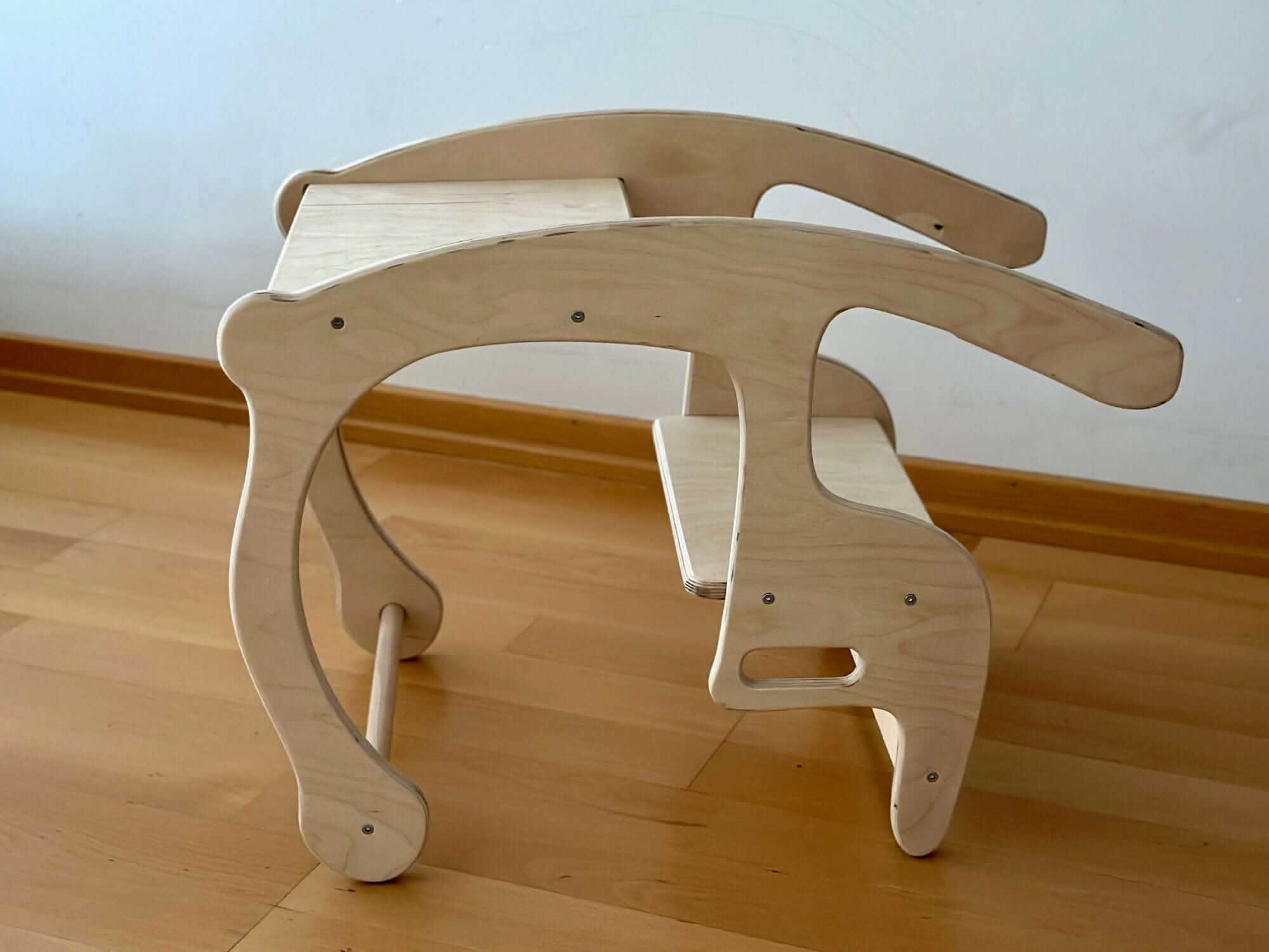 2-in-1-Holzschaukel & -Schreibtisch zur Förderung der kindlichen Entwicklung