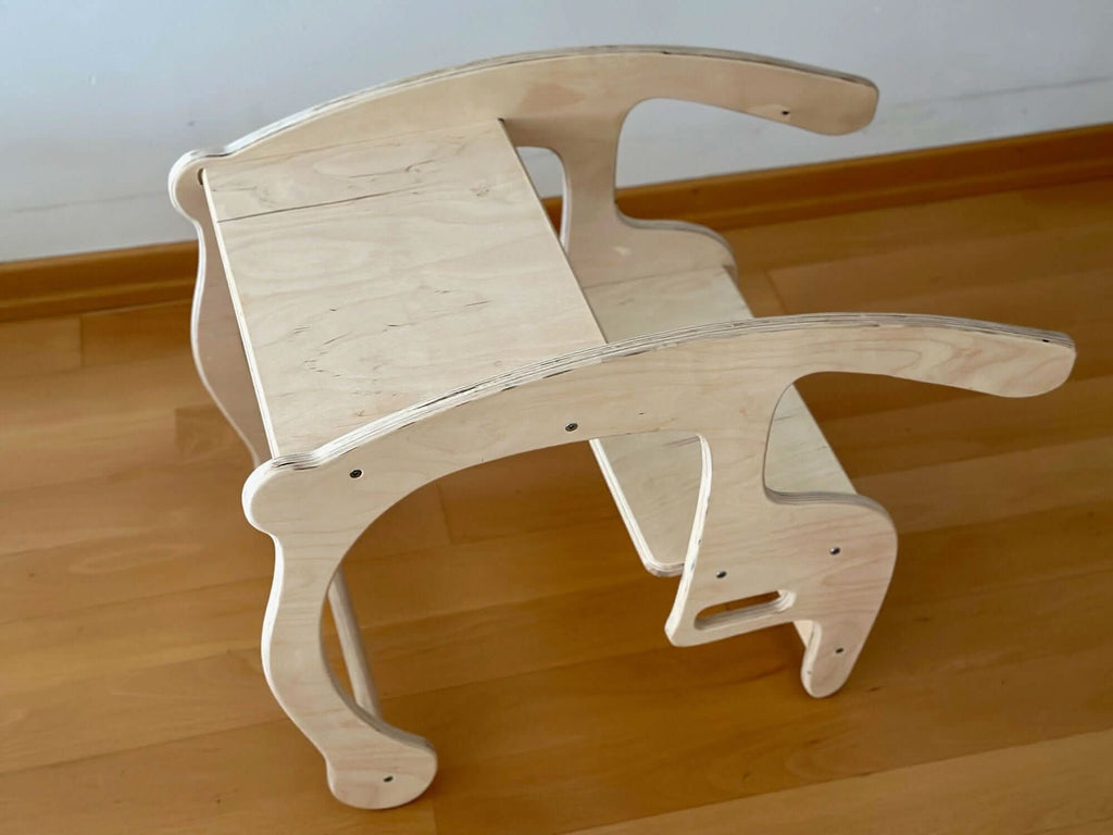 2-in-1-Holzschaukel & -Schreibtisch zur Förderung der kindlichen Entwicklung