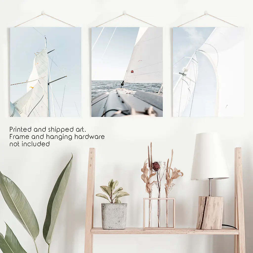 Nautisches 3-teiliges Wandbild. Segeln auf dem Meer auf einer Yacht