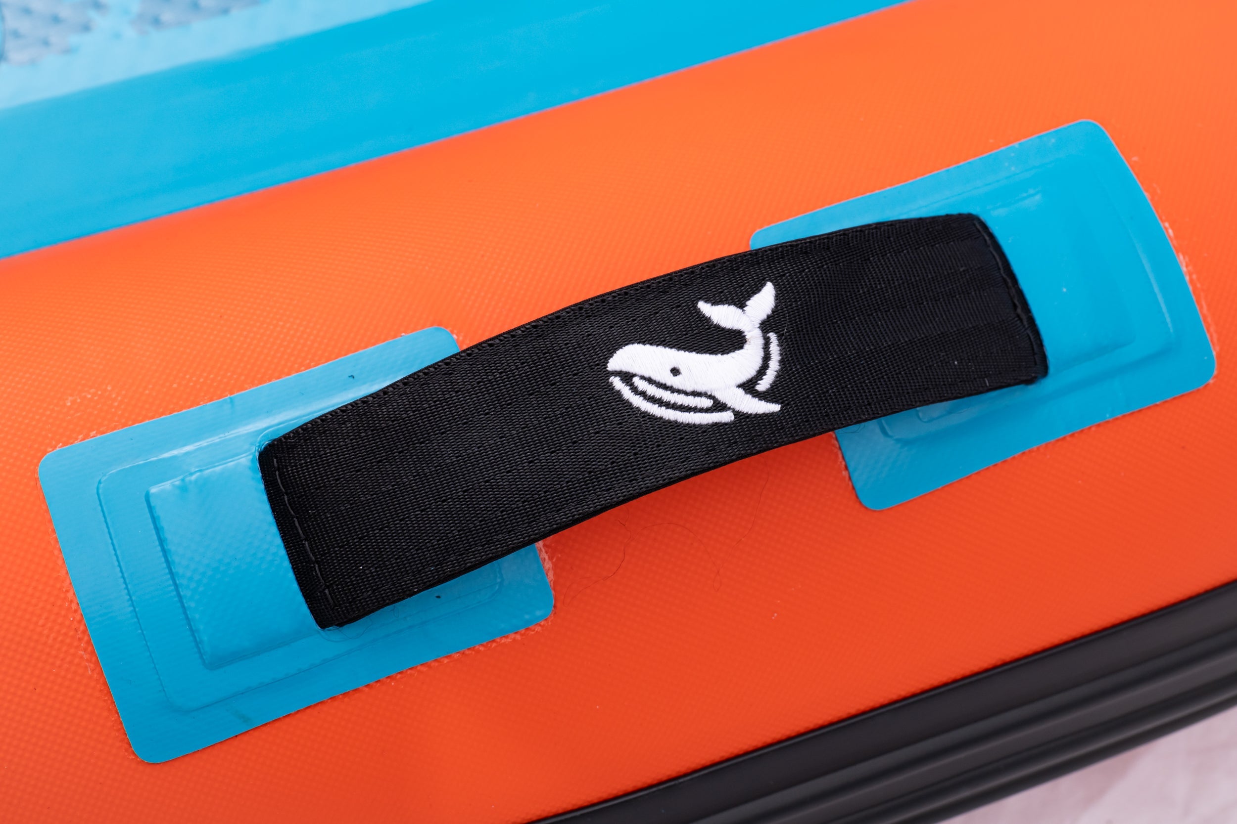 Nautiqua | CAPRI | Aufblasbares Deluxe 3-Kammer Angel-SUP Board mit Drop-Stitch-Technologie | 1 Person | 150 kg Tragkraft | Handpumpe & Tragetasche inklusive