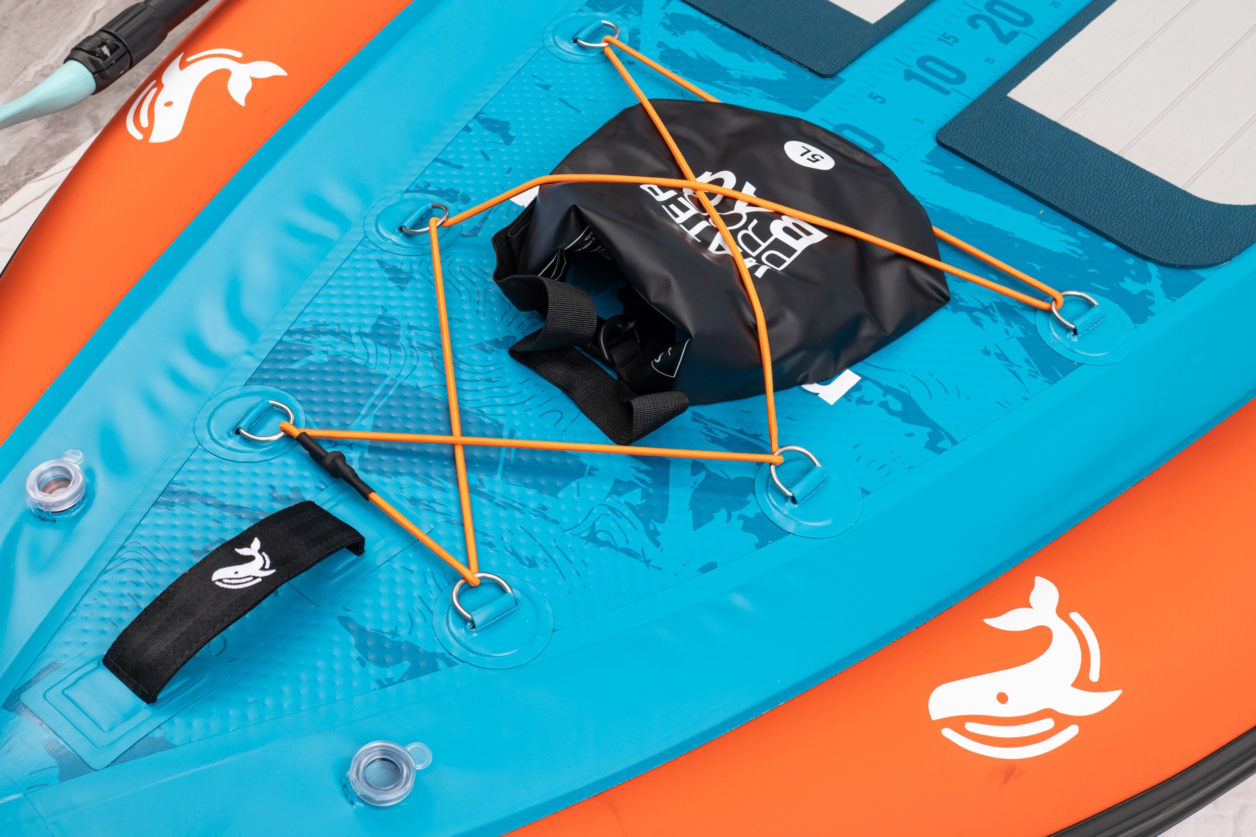 Nautiqua | CAPRI | Aufblasbares Deluxe 3-Kammer Angel-SUP Board mit Drop-Stitch-Technologie | 1 Person | 150 kg Tragkraft | Handpumpe & Tragetasche inklusive
