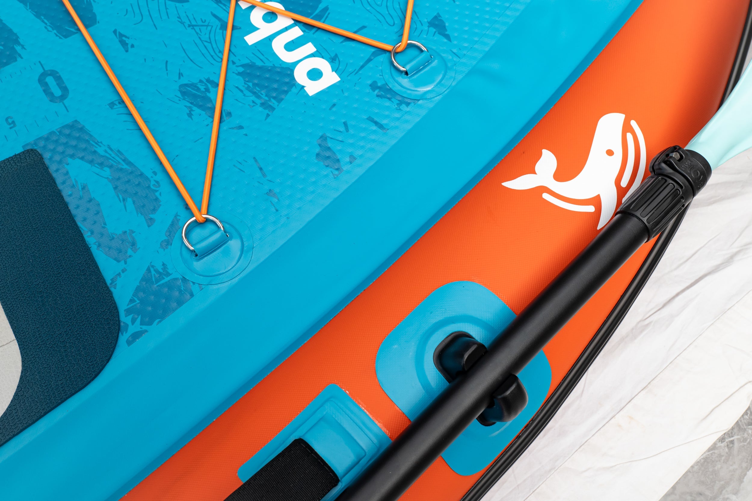Nautiqua | CAPRI | Aufblasbares Deluxe 3-Kammer Angel-SUP Board mit Drop-Stitch-Technologie | 1 Person | 150 kg Tragkraft | Handpumpe & Tragetasche inklusive